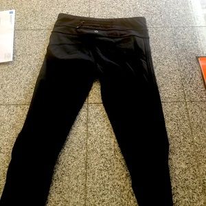 3/4 lululemon pants. Black. Great shape No pilling